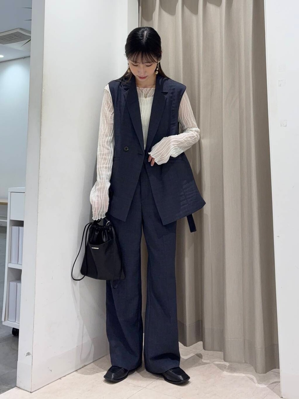 「センスオブプレイス、ワイドパンツ、ジャケット、セットアップ、ベスト、ママコーデ、ブルー、パンツ、senseofplace、パンツスタイル、休日コーデ、newarrival、リネンライク、ジレ、高身長」｜「SENSE OF PLACE by URBAN RESEARCHのコインローファー（ローファー、ブラック系）」を使った、wakaさん（レディース・162cm）の春コーディネートの2枚目の写真