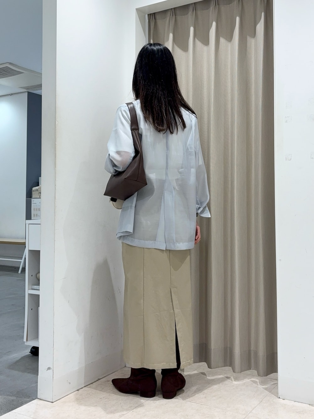 ブルー系のテーラードジャケット、その他のTシャツ/カットソー、ブラウン系のハンドバッグを着用したレディースの春コーディネートの2枚目の写真