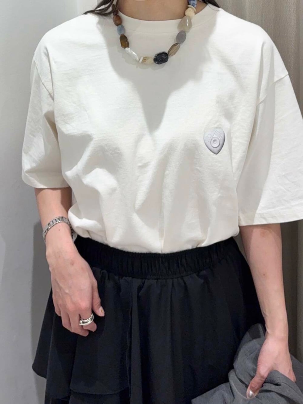 「センスオブプレイス、大人カジュアル、ジャケット、Tシャツ、ママコーデ、カジュアルコーデ、ロゴT、senseofplace、休日コーデ、newarrival、メンズ、高身長、20代後半、骨格ウェーブ、イエベ秋」|「SENSE OF PLACE by URBAN RESEARCHのコインローファー(ローファー、ブラック系)」を使った、wakaさん(レディース・162cm)の春コーディネートの5枚目の写真
