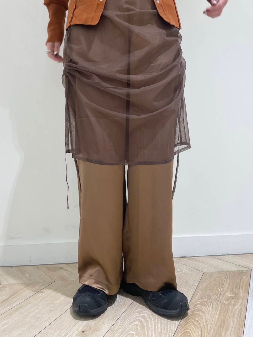 ブラウン系のその他パンツ、グリーン系のボストンバッグ、イエロー系のカーディガン/ボレロを着用したレディースの夏コーディネートの4枚目の写真