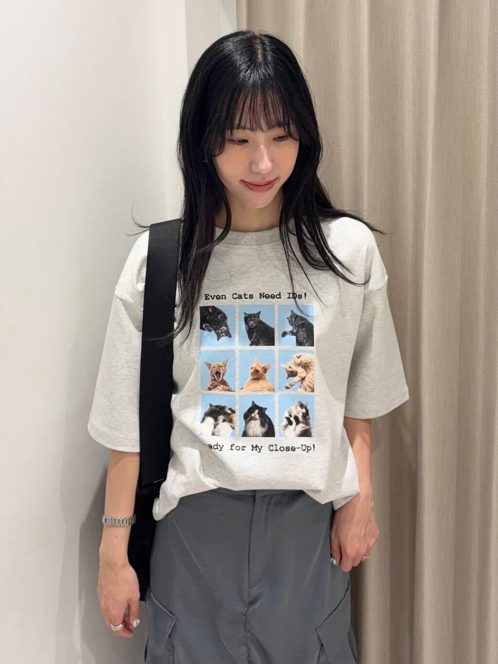 「センスオブプレイス、大人カジュアル、ママコーデ、カジュアルコーデ、サテン、ロゴT、senseofplace、休日コーデ、メンズ、高身長、20代後半、骨格ウェーブ、イエベ秋、大人スニーカー、肩幅広め」|「SENSE OF PLACE by URBAN RESEARCHのナイロンメッシュショルダーバッグ(ショルダーバッグ、ブラック系)」を使った、wakaさん(レディース・162cm)の春コーディネートの3枚目の写真