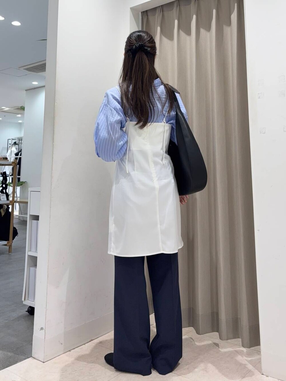 「センスオブプレイス、キャミワンピース、大人カジュアル、ワイドパンツ、ママコーデ、カジュアルコーデ、ブラウス、レイヤード、ブルー、パンツ、senseofplace、パンツスタイル、休日コーデ、リネンライク、高身長」|「SENSE OF PLACE by URBAN RESEARCHの『セットアップ対応』 センタープレスストレートパンツ(スラックス、ブルー系)」を使った、wakaさん(レディース・162cm)の春コーディネートの2枚目の写真