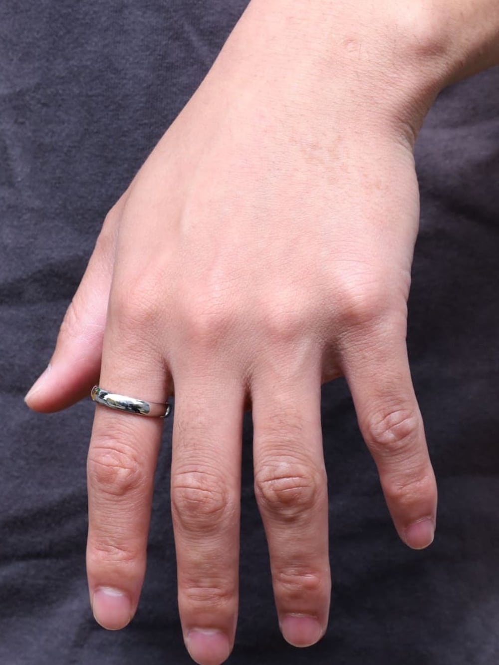 ブラック系のパンツ、ブラック系のメガネ、シルバー系のネックレスを着用したメンズの春コーディネートの3枚目の写真