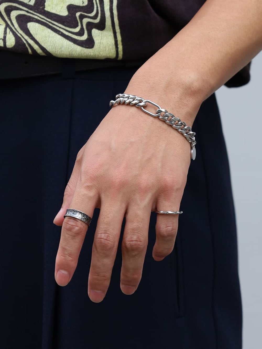 ブラウン系のスニーカー、シルバー系のネックレス、ブラック系のベルトを着用したメンズの夏コーディネートの3枚目の写真