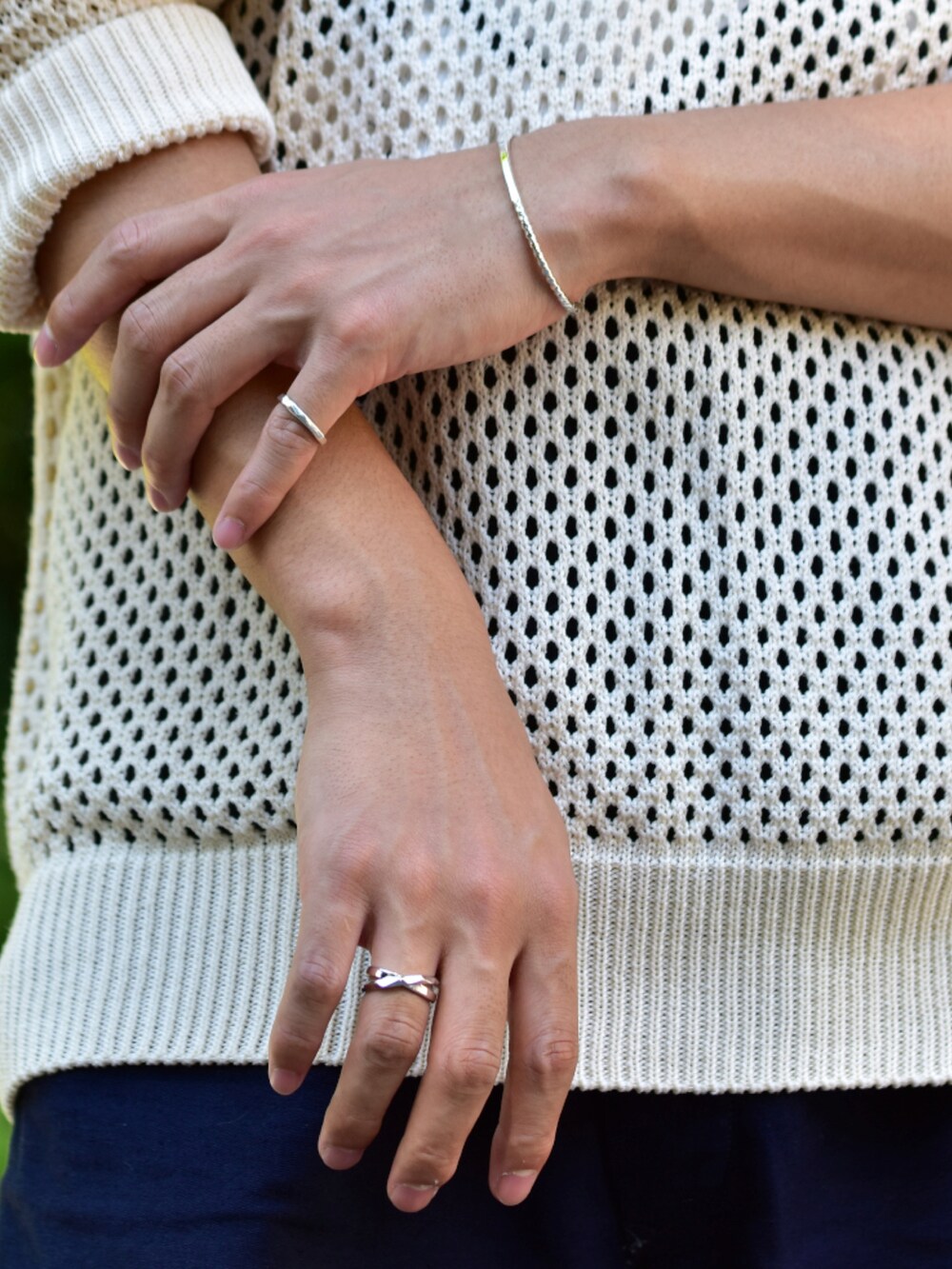 ホワイト系のニット/セーター、グレー系のスニーカー、ブルー系のパンツを着用したメンズの夏コーディネートの3枚目の写真