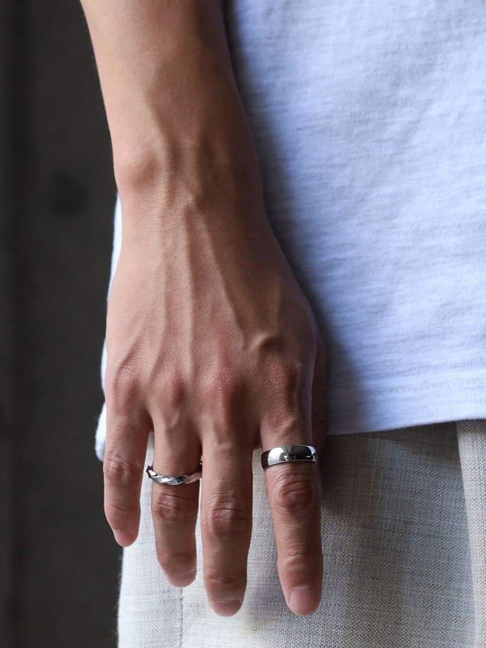 グレー系のTシャツ/カットソー、ベージュ系のパンツ、ブラック系のドレスシューズを着用したメンズの夏コーディネートの4枚目の写真