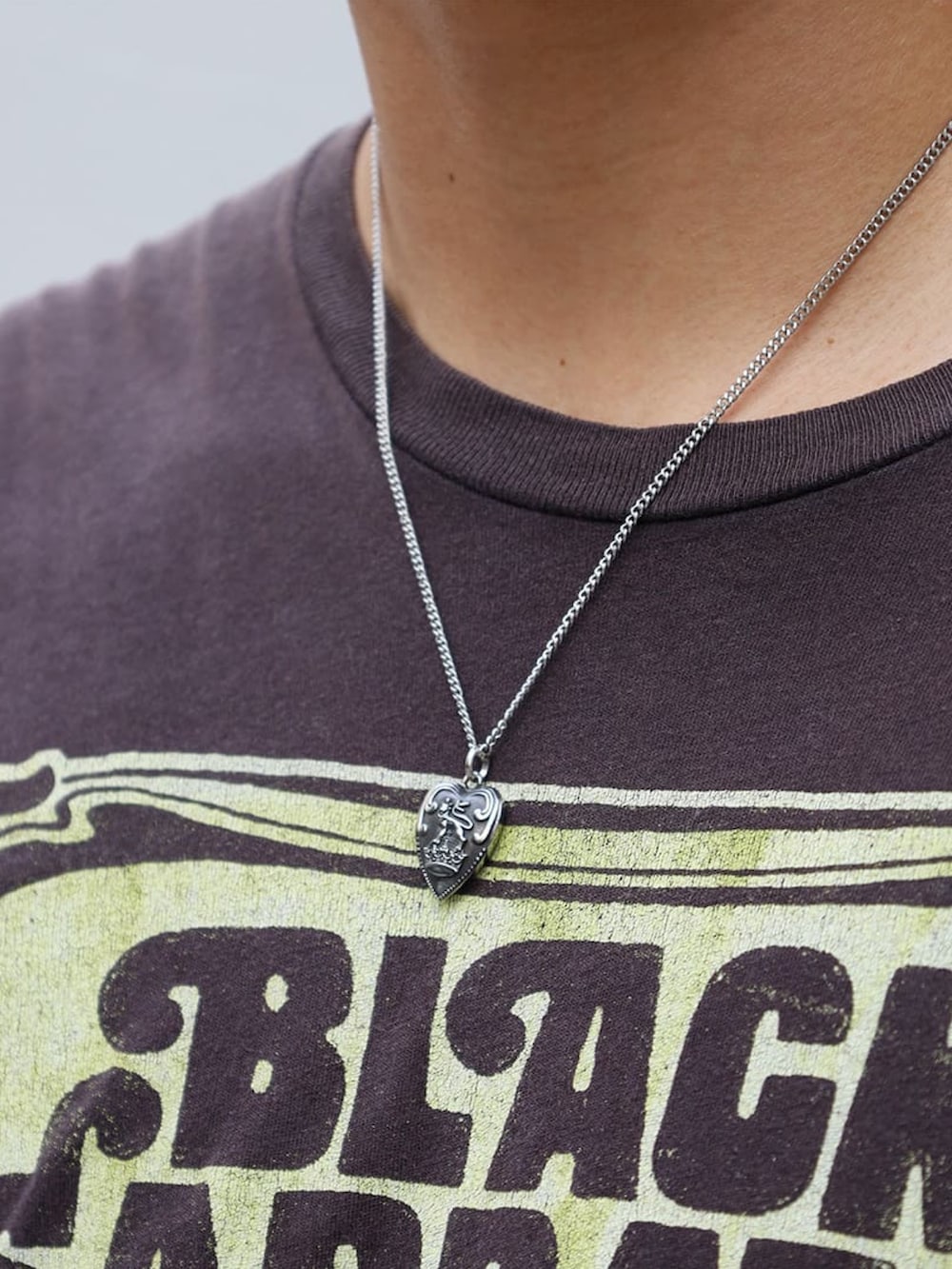 ブラウン系のスニーカー、シルバー系のネックレス、ブラック系のベルトを着用したメンズの夏コーディネートの2枚目の写真