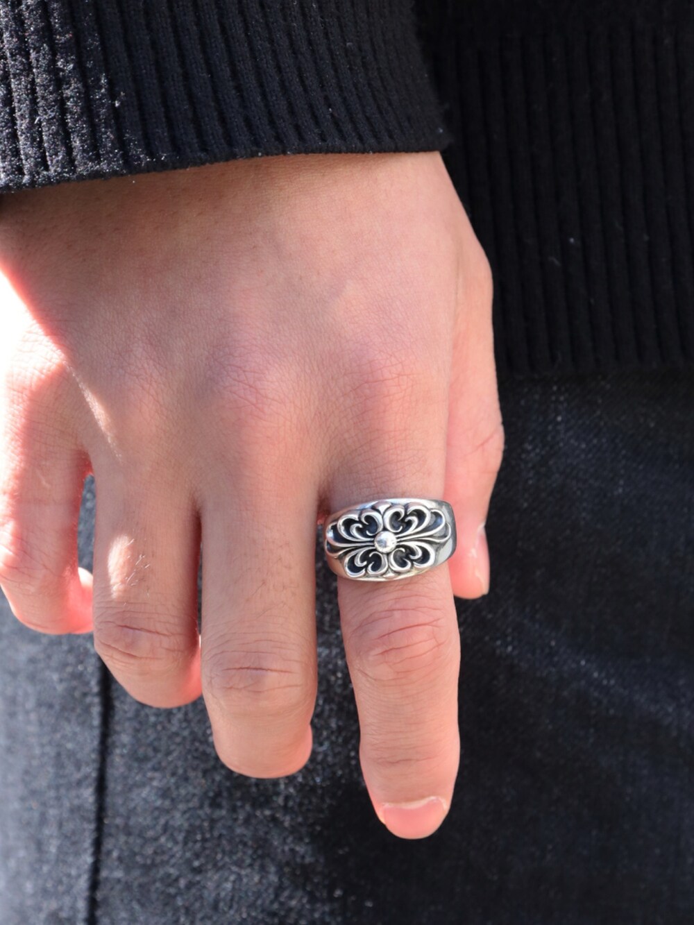 ブラック系のカーディガン/ボレロ、グレー系のスニーカー、ブラック系のデニムパンツを着用したメンズの春コーディネートの3枚目の写真