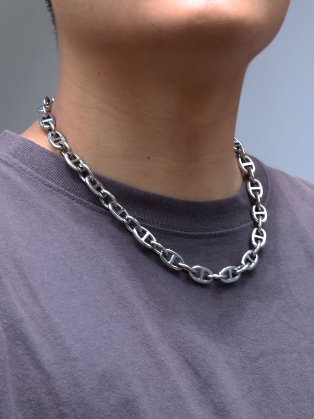 ブラック系のパンツ、ブラック系のメガネ、シルバー系のネックレスを着用したメンズの春コーディネートの2枚目の写真