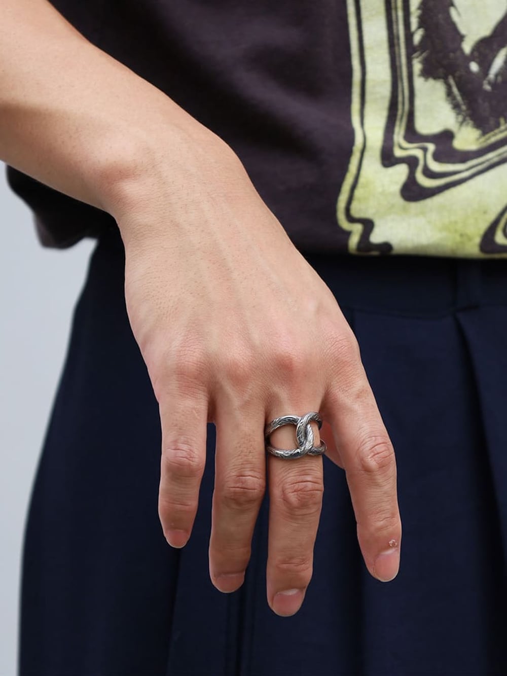 ブラウン系のスニーカー、シルバー系のネックレス、ブラック系のベルトを着用したメンズの夏コーディネートの4枚目の写真