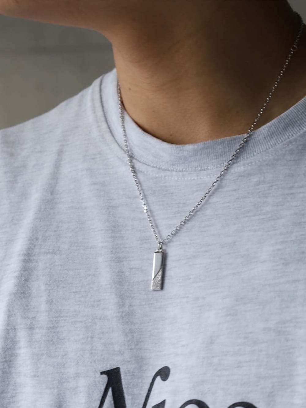 グレー系のTシャツ/カットソー、ベージュ系のパンツ、ブラック系のドレスシューズを着用したメンズの夏コーディネートの2枚目の写真