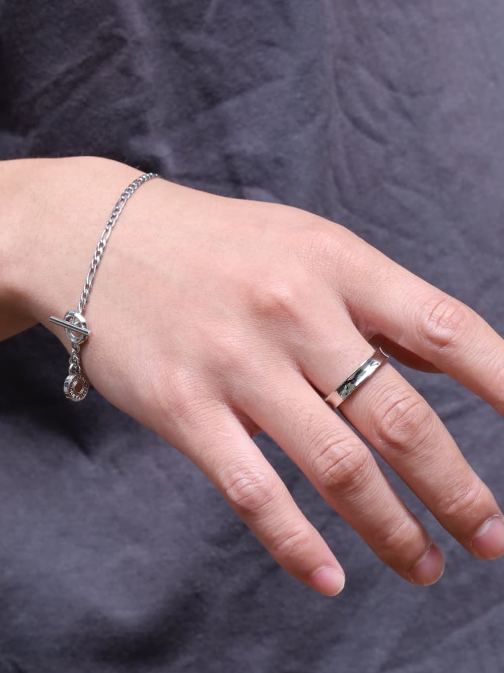 ブラック系のパンツ、ブラック系のメガネ、シルバー系のネックレスを着用したメンズの春コーディネートの4枚目の写真