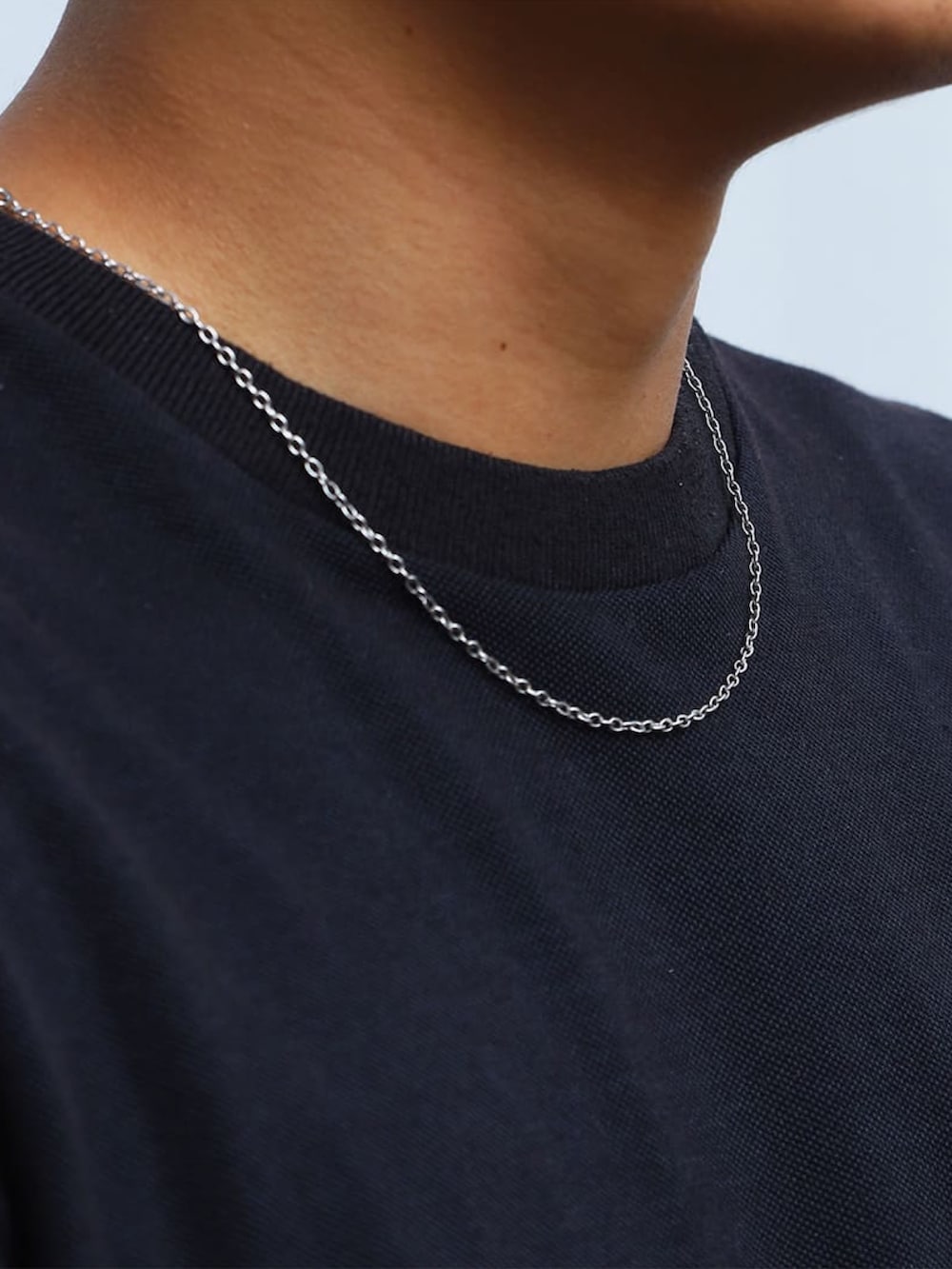 ブラック系のTシャツ/カットソー、ブラック系のパンツ、ブラウン系のスニーカーを着用したメンズの秋コーディネートの2枚目の写真