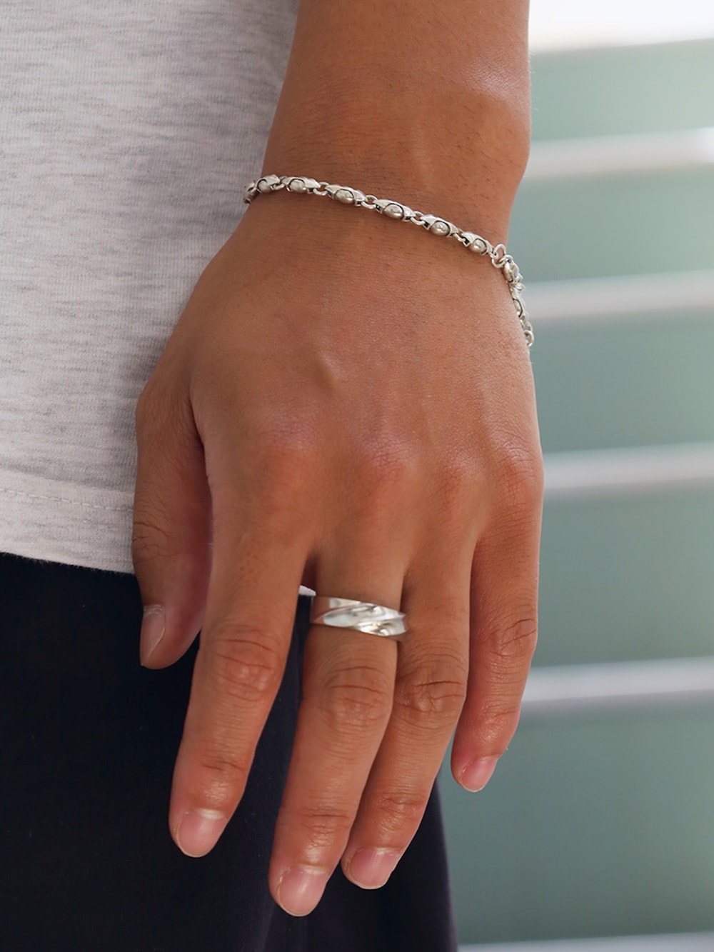 グレー系のTシャツ/カットソー、ブラック系のパンツ、ブラック系のスリッポンを着用したメンズの春コーディネートの4枚目の写真