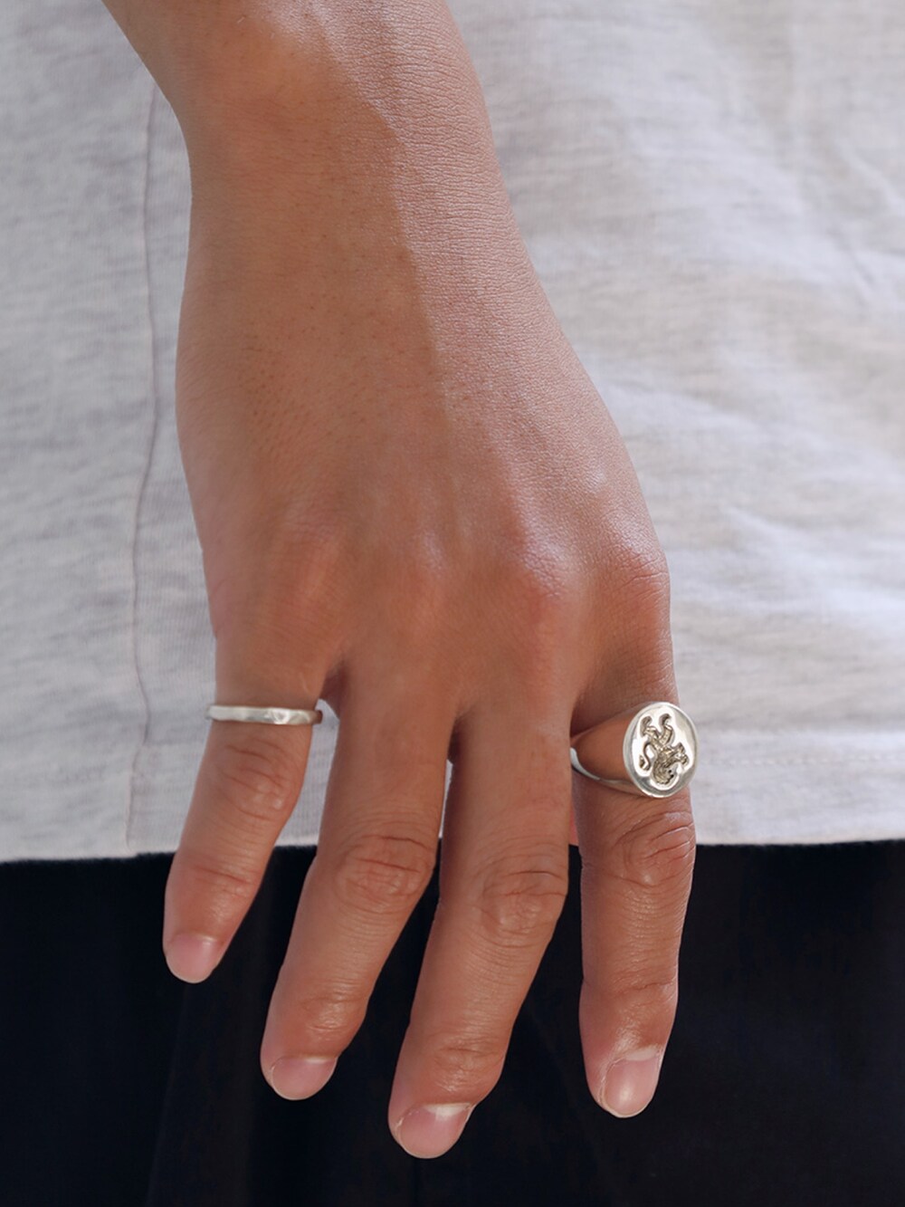 グレー系のTシャツ/カットソー、ブラック系のパンツ、ブラック系のスリッポンを着用したメンズの春コーディネートの3枚目の写真