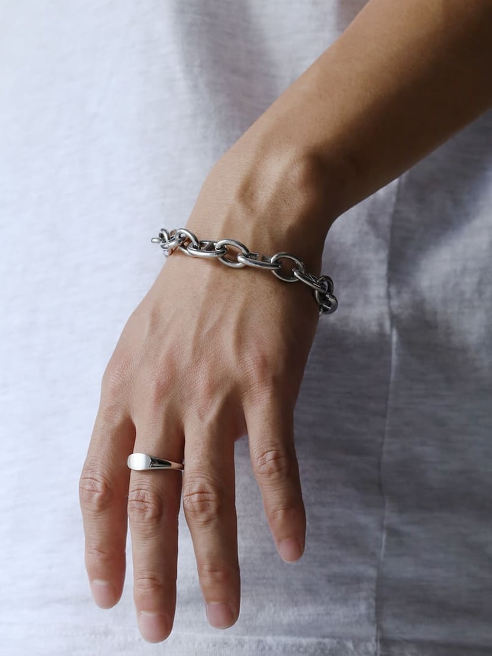 グレー系のTシャツ/カットソー、ベージュ系のパンツ、ブラック系のドレスシューズを着用したメンズの夏コーディネートの3枚目の写真