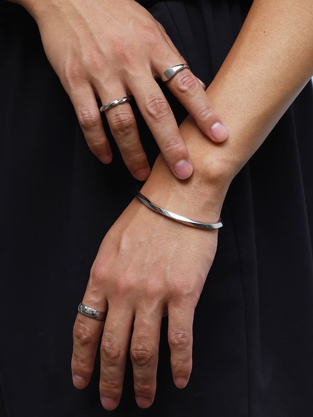 ブラック系のTシャツ/カットソー、ブラック系のパンツ、ブラウン系のスニーカーを着用したメンズの秋コーディネートの3枚目の写真