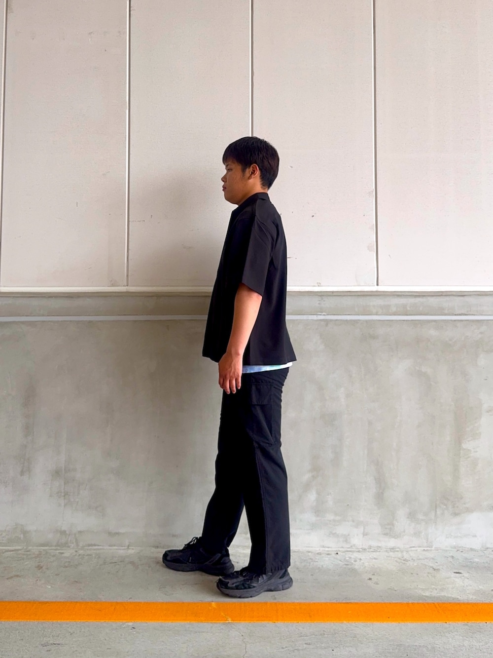 ブラック系のシャツ/ブラウス、その他のTシャツ/カットソー、ブラック系のその他パンツを着用したメンズの夏コーディネートの4枚目の写真