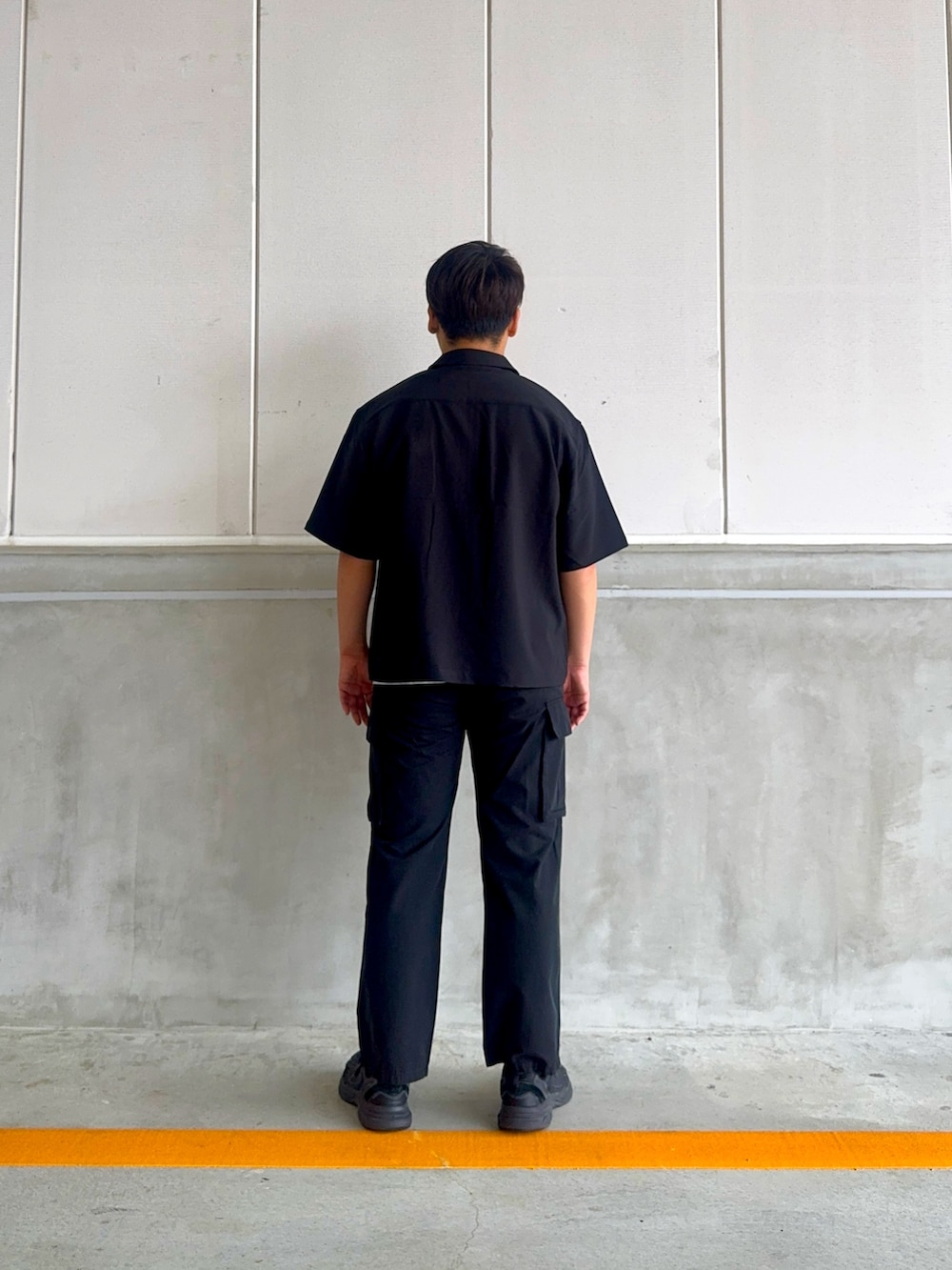 ブラック系のシャツ/ブラウス、その他のTシャツ/カットソー、ブラック系のその他パンツを着用したメンズの夏コーディネートの3枚目の写真