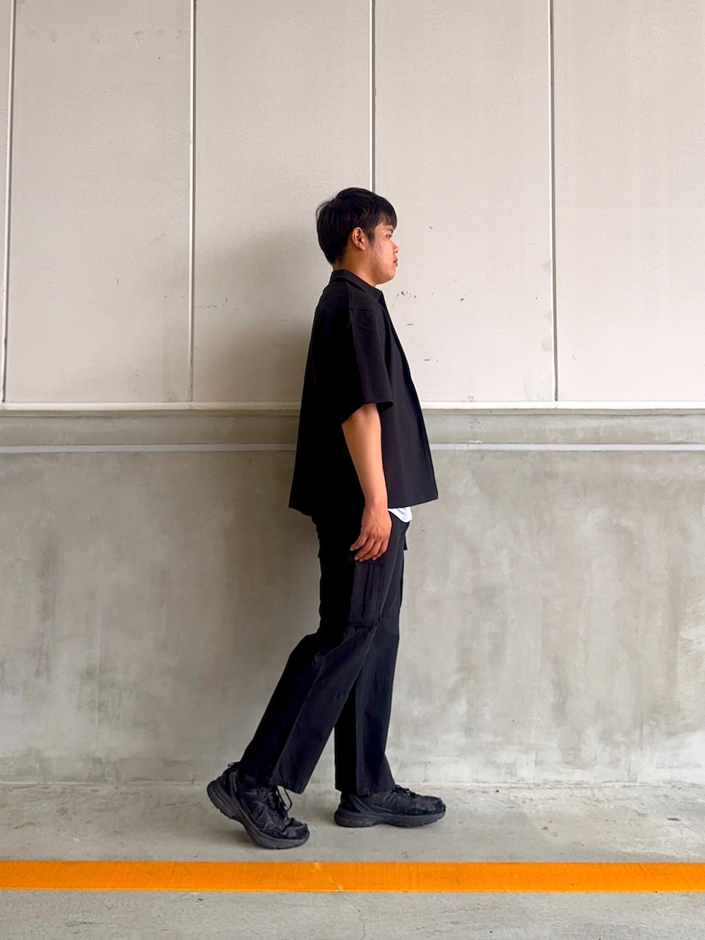 ブラック系のシャツ/ブラウス、その他のTシャツ/カットソー、ブラック系のその他パンツを着用したメンズの夏コーディネートの2枚目の写真