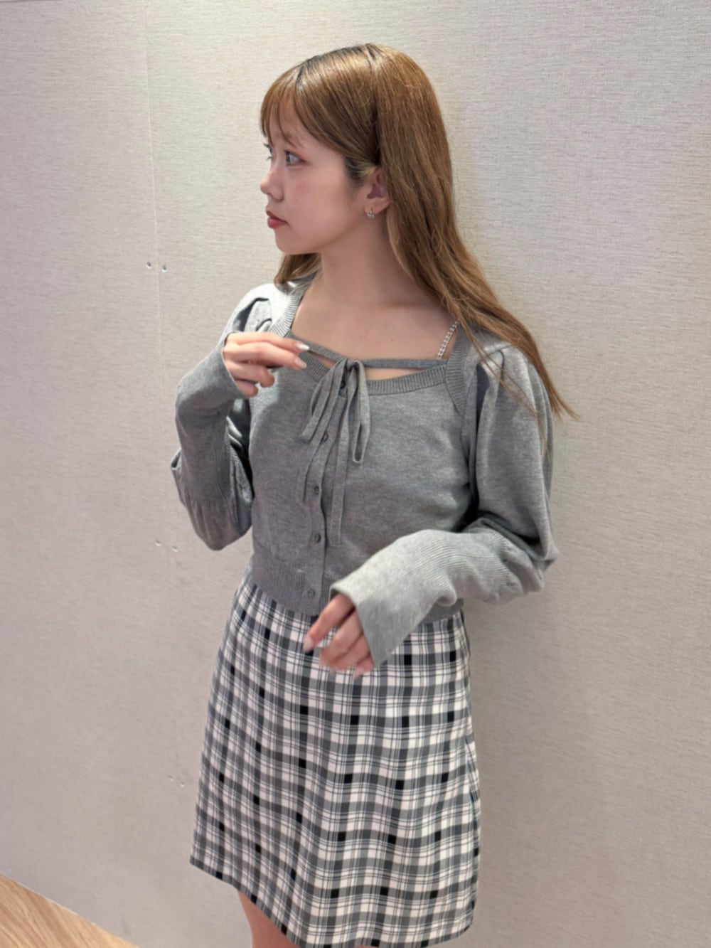 その他のワンピース、グレー系のカーディガン/ボレロを着用したレディースの秋コーディネートの6枚目の写真