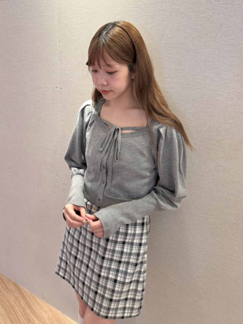 その他のワンピース、グレー系のカーディガン/ボレロを着用したレディースの秋コーディネートの7枚目の写真