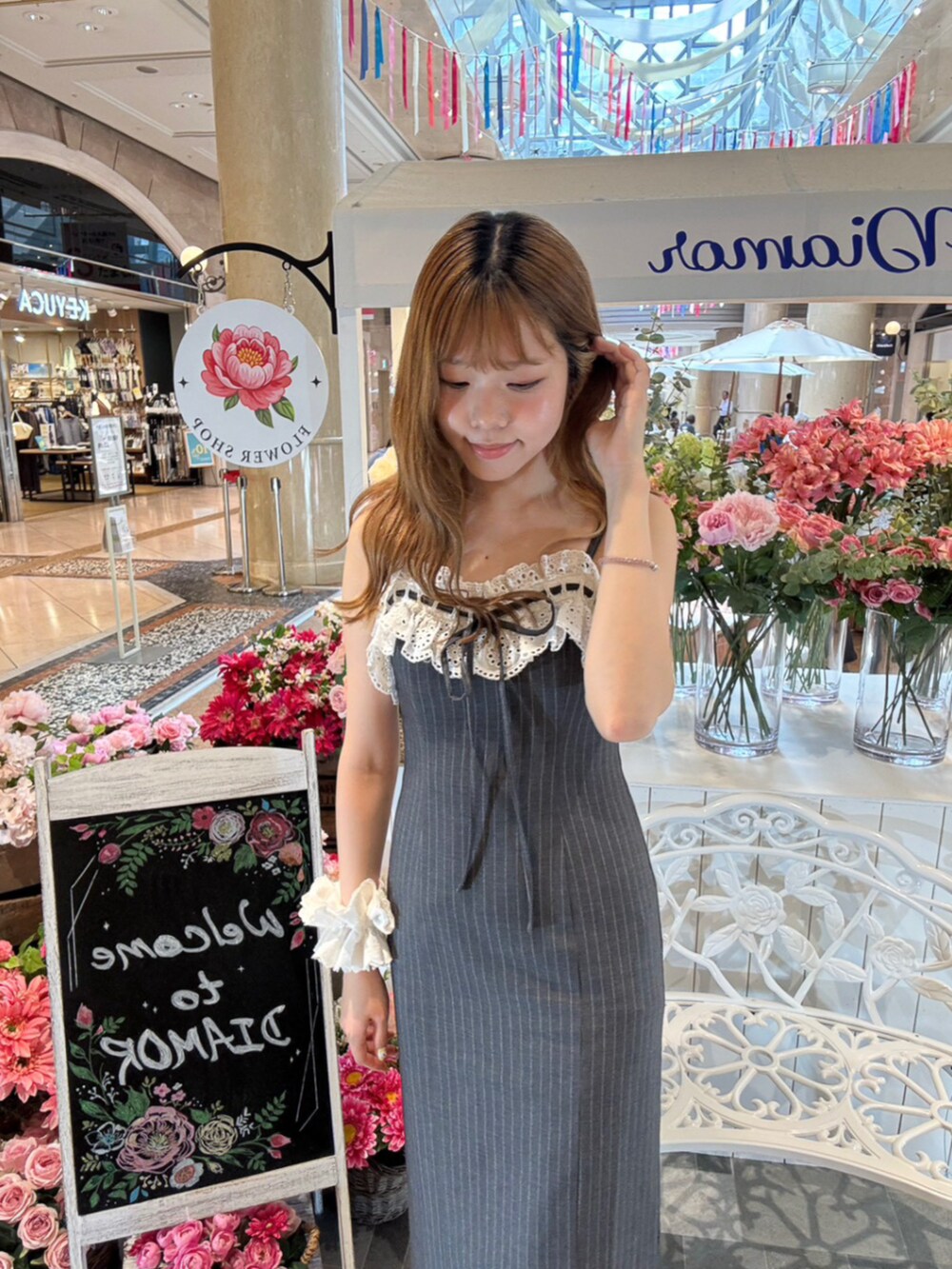 グレー系のドレスを着用したレディースの夏コーディネートの3枚目の写真