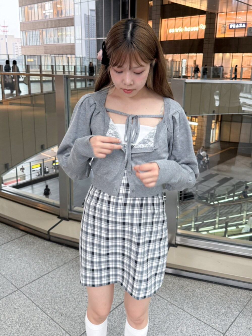 その他のワンピース、グレー系のカーディガン/ボレロを着用したレディースの秋コーディネートの5枚目の写真