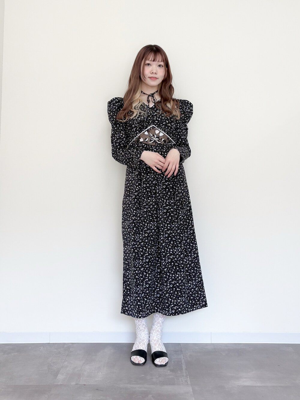 ブラック系のドレスを着用したレディースの春コーディネートの2枚目の写真