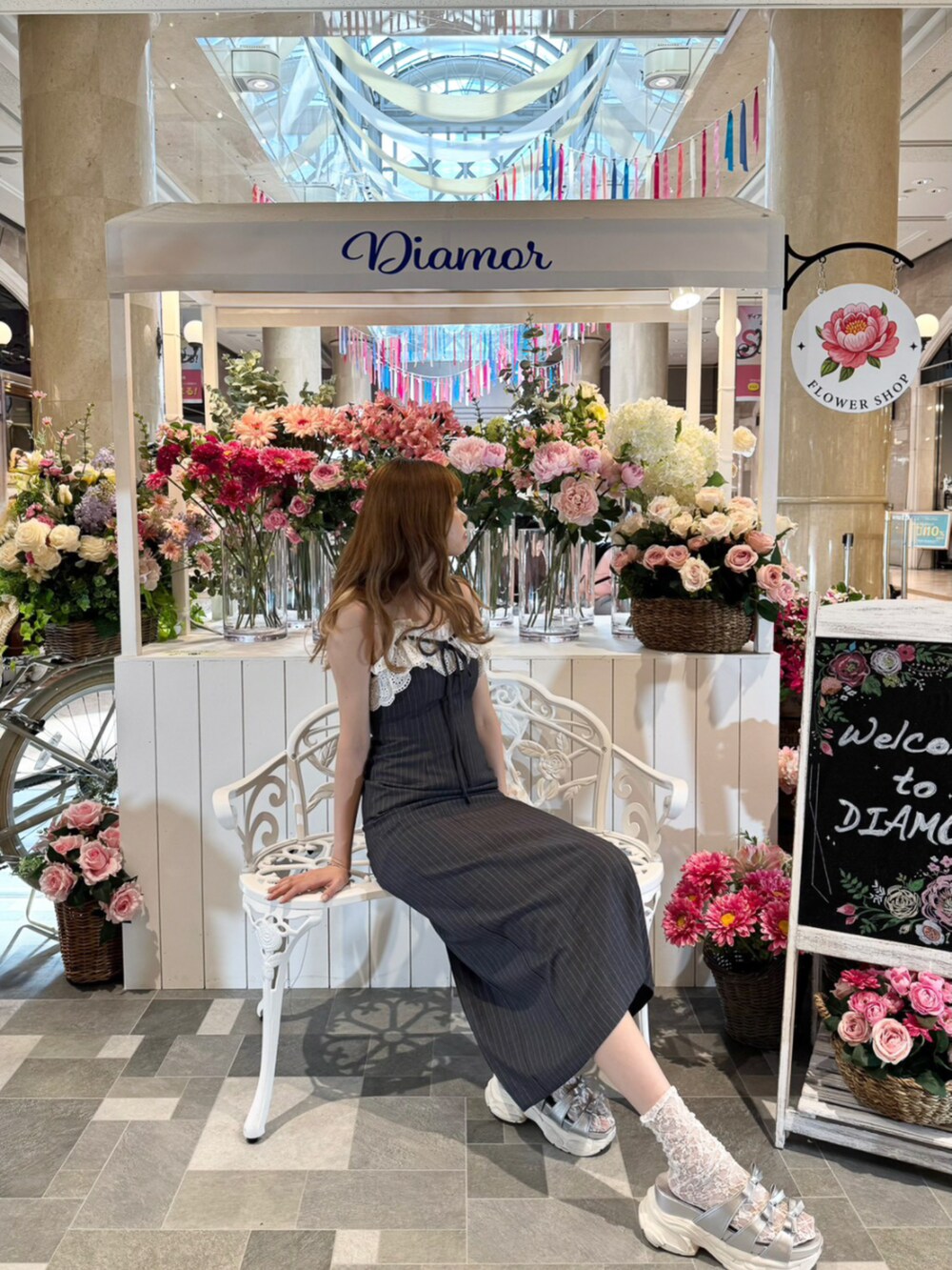 グレー系のドレスを着用したレディースの夏コーディネートの2枚目の写真