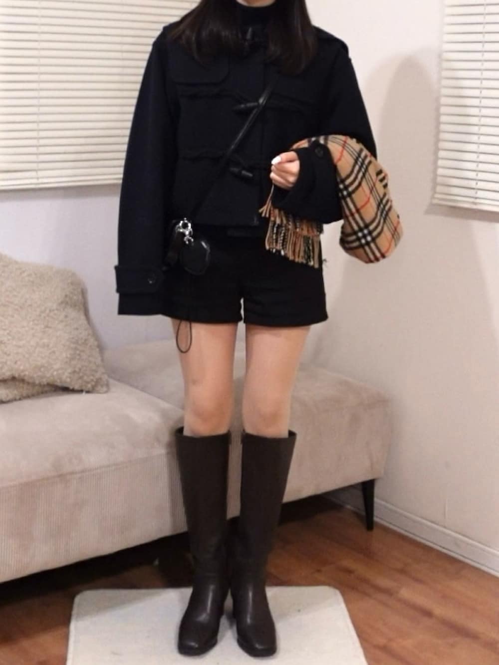 ブラウン系のブーツ、ブルー系のジャケット/アウター、ブラック系のショルダーバッグを着用したレディースの秋コーディネートの2枚目の写真