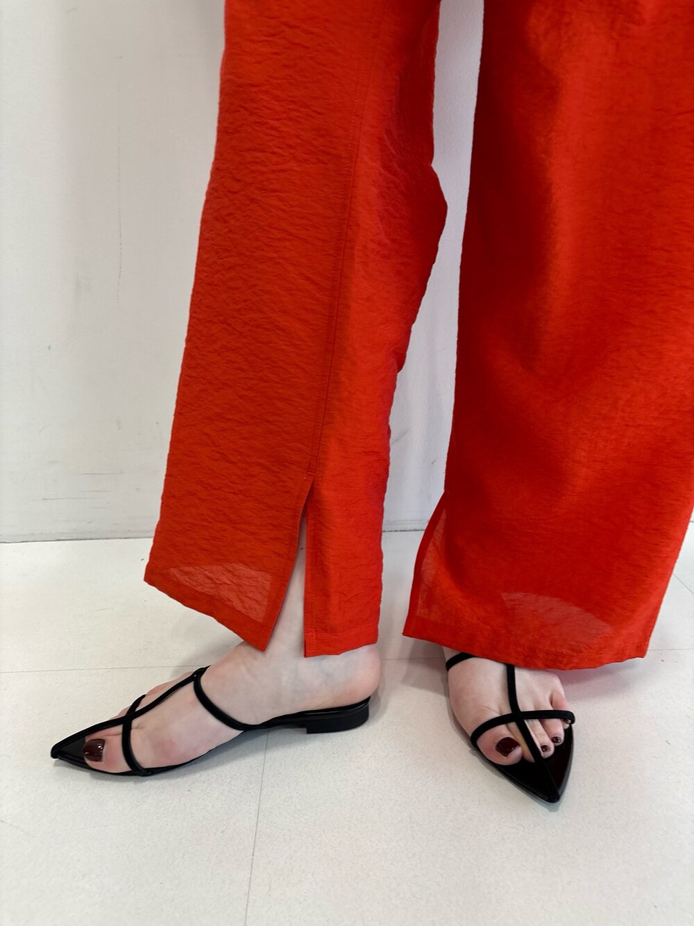 ホワイト系のシャツ/ブラウス、グレー系のTシャツ/カットソー、オレンジ系のその他パンツを着用したレディースの春コーディネートの5枚目の写真