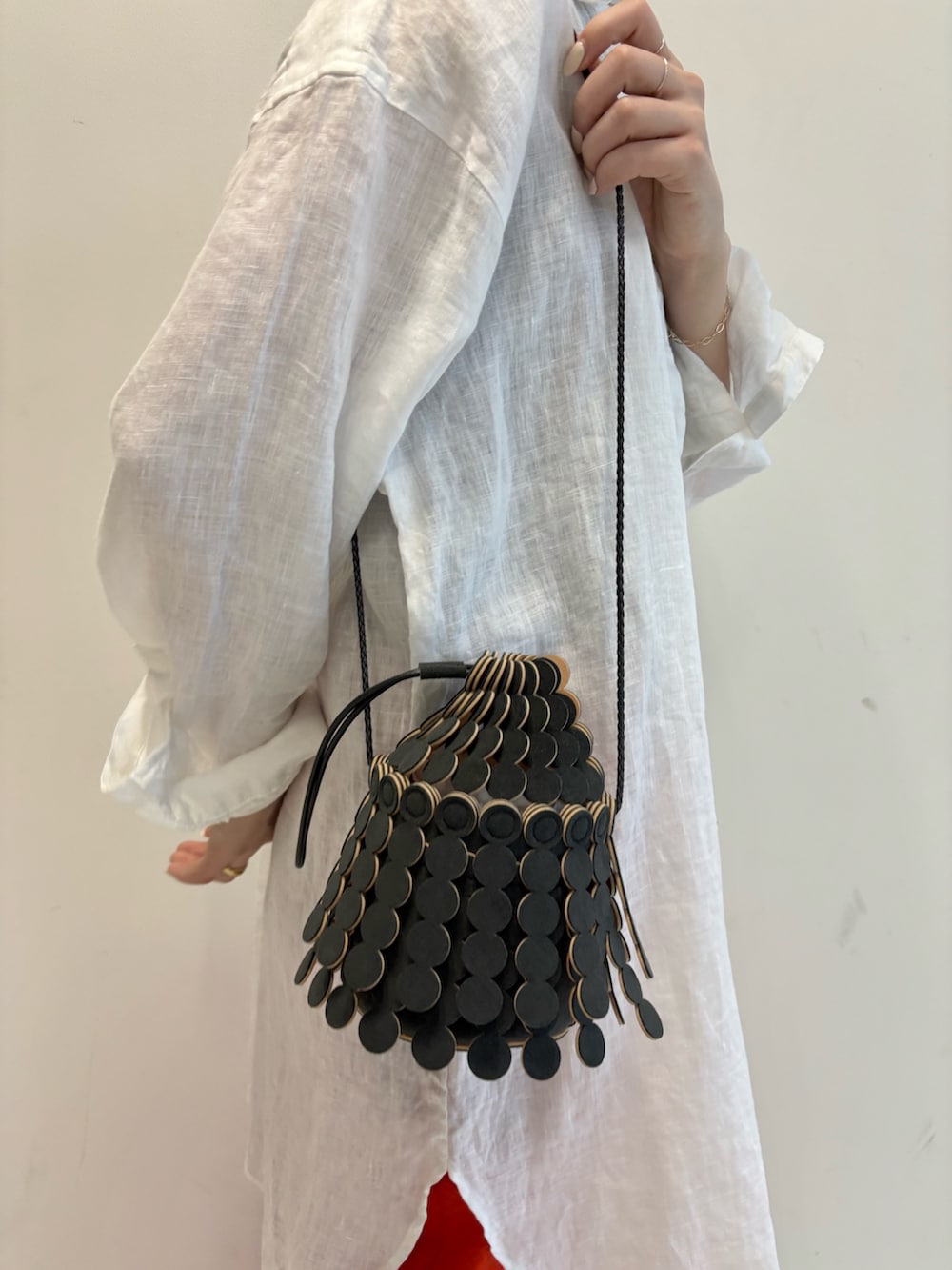 ホワイト系のシャツ/ブラウス、グレー系のTシャツ/カットソー、オレンジ系のその他パンツを着用したレディースの春コーディネートの7枚目の写真