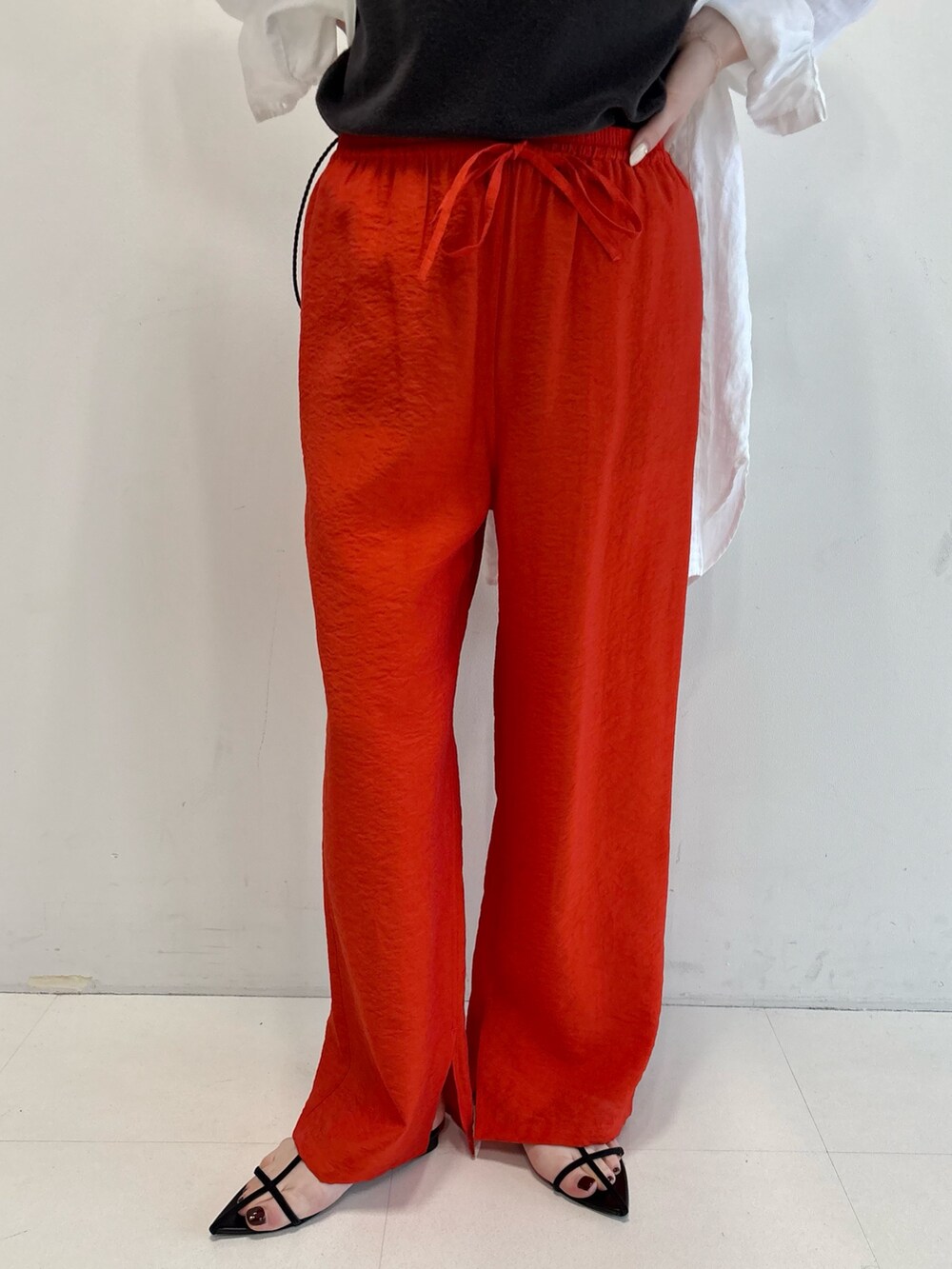 ホワイト系のシャツ/ブラウス、グレー系のTシャツ/カットソー、オレンジ系のその他パンツを着用したレディースの春コーディネートの4枚目の写真