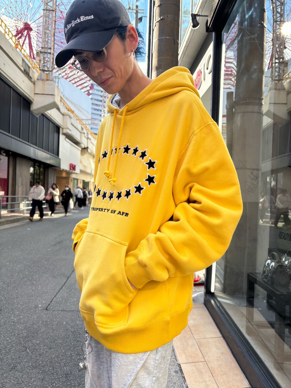 ブラック系のトップスを着用したメンズの秋コーディネートの5枚目の写真