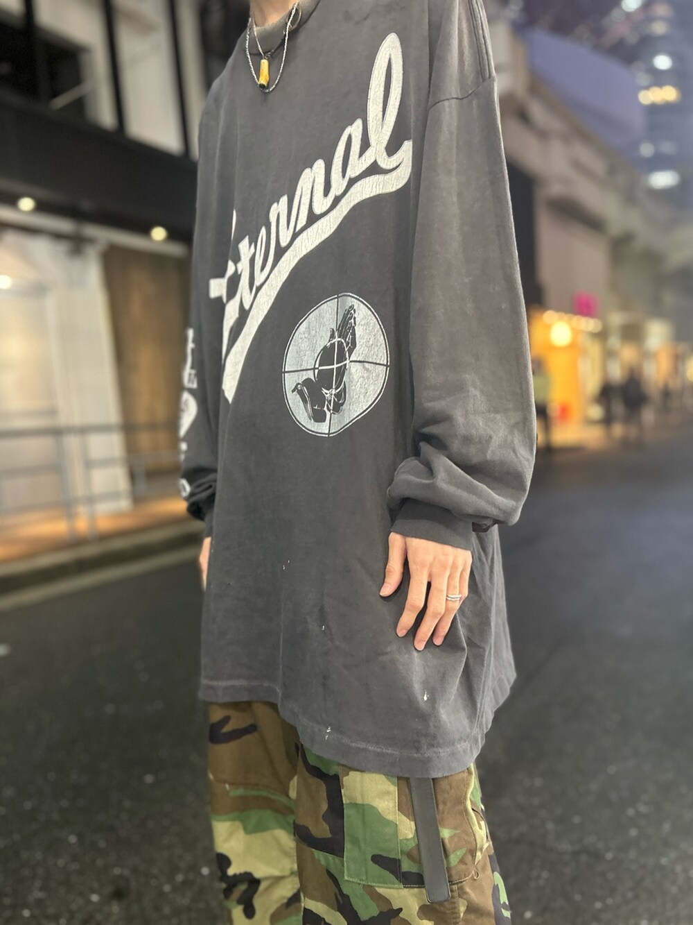 ブラック系のトップスを着用したメンズの春コーディネートの3枚目の写真