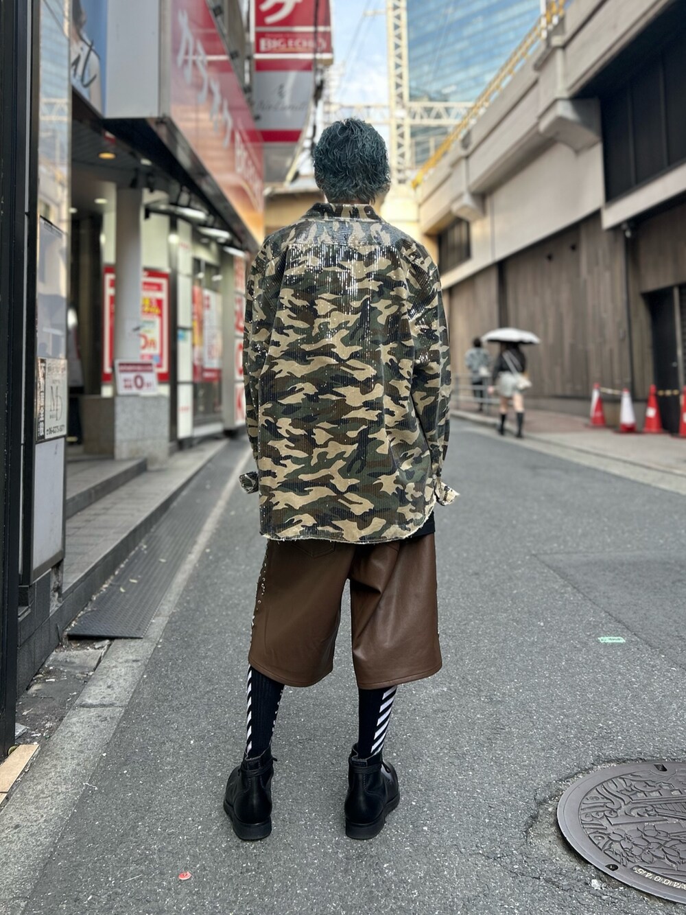 その他のシャツ/ブラウスを着用したメンズの春コーディネートの2枚目の写真
