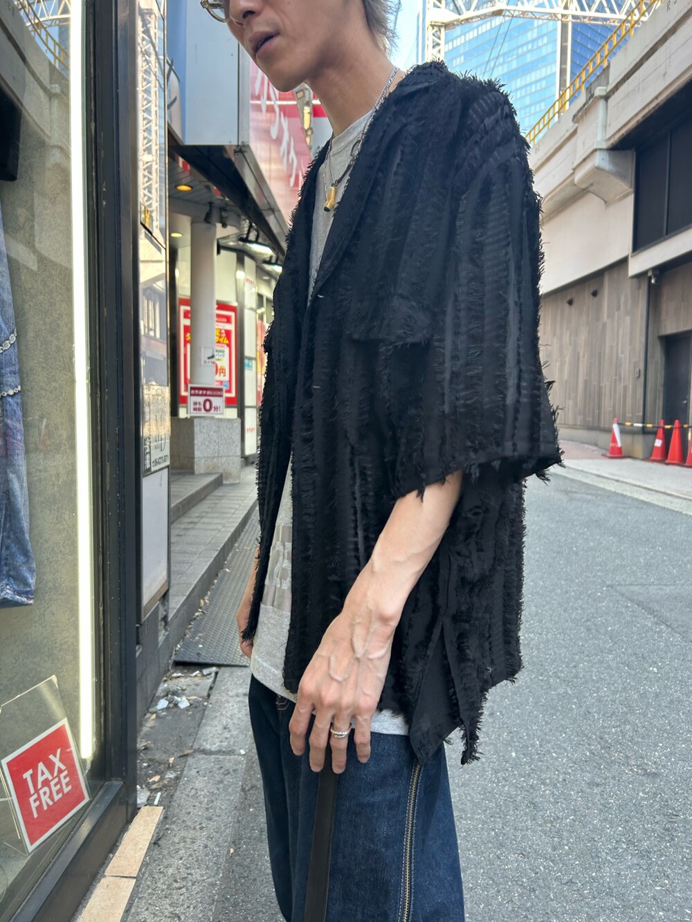 ブラック系のシャツ/ブラウスを着用したメンズの夏コーディネートの3枚目の写真