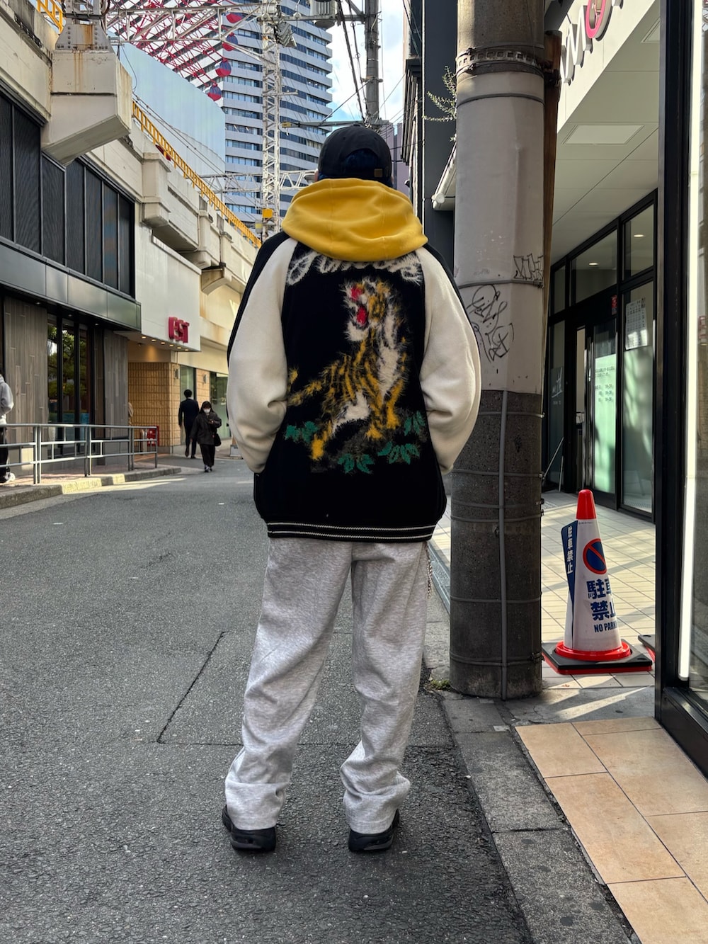 ブラック系のトップスを着用したメンズの秋コーディネートの2枚目の写真