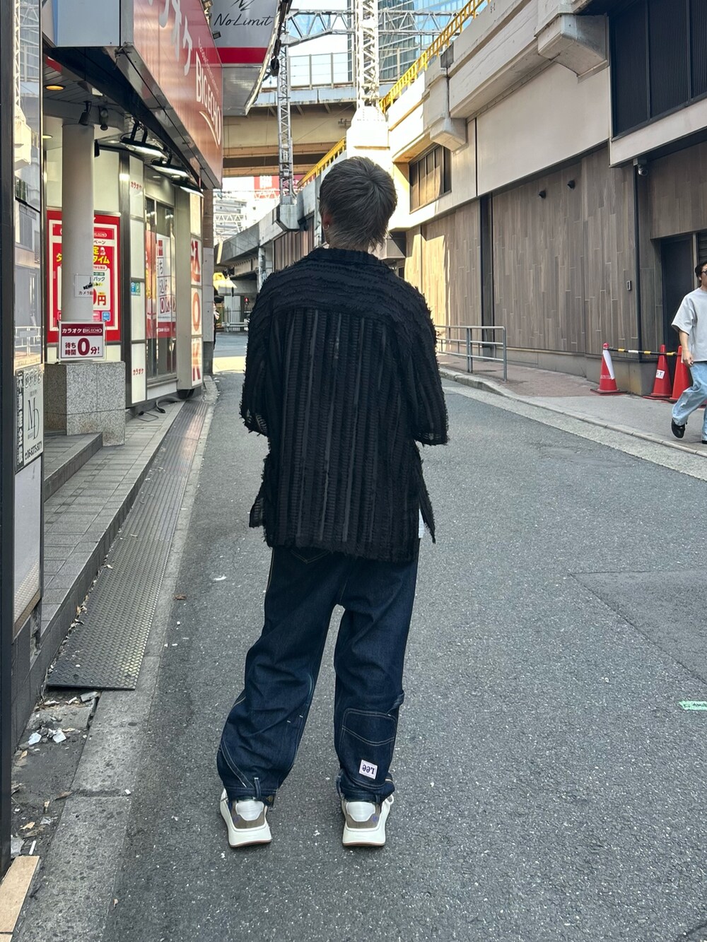 ブラック系のシャツ/ブラウスを着用したメンズの夏コーディネートの2枚目の写真