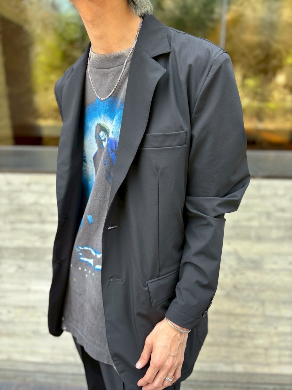 ブラック系のテーラードジャケット、ブラック系のその他パンツを着用したメンズの夏コーディネートの3枚目の写真