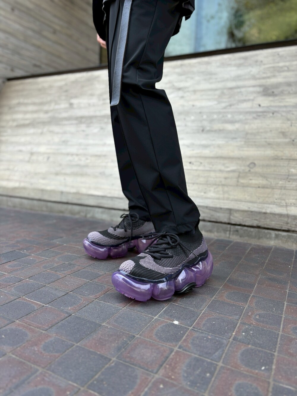 ブラック系のテーラードジャケット、ブラック系のその他パンツを着用したメンズの夏コーディネートの4枚目の写真