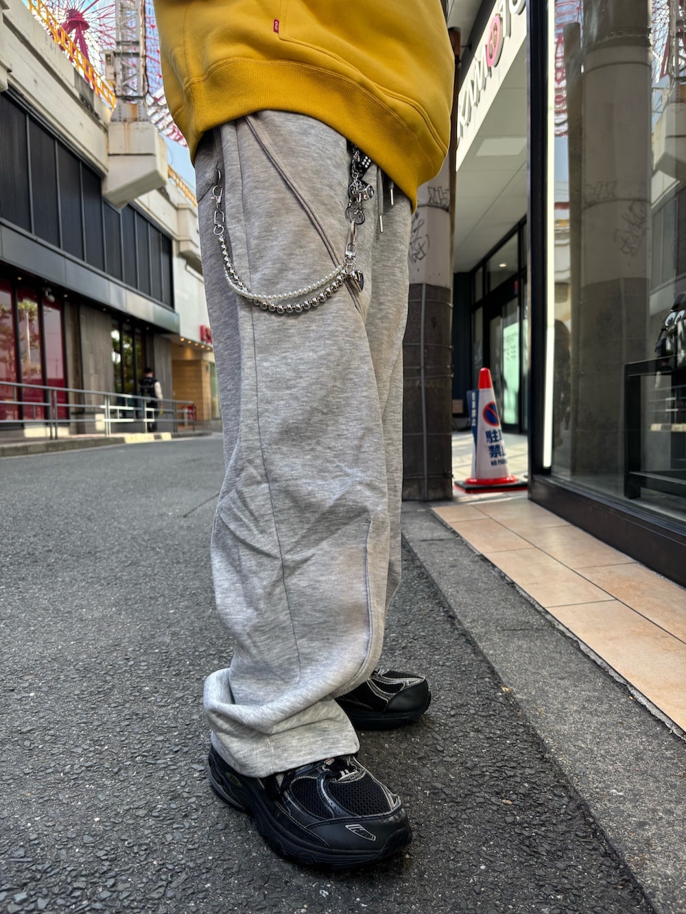 ブラック系のトップスを着用したメンズの秋コーディネートの7枚目の写真