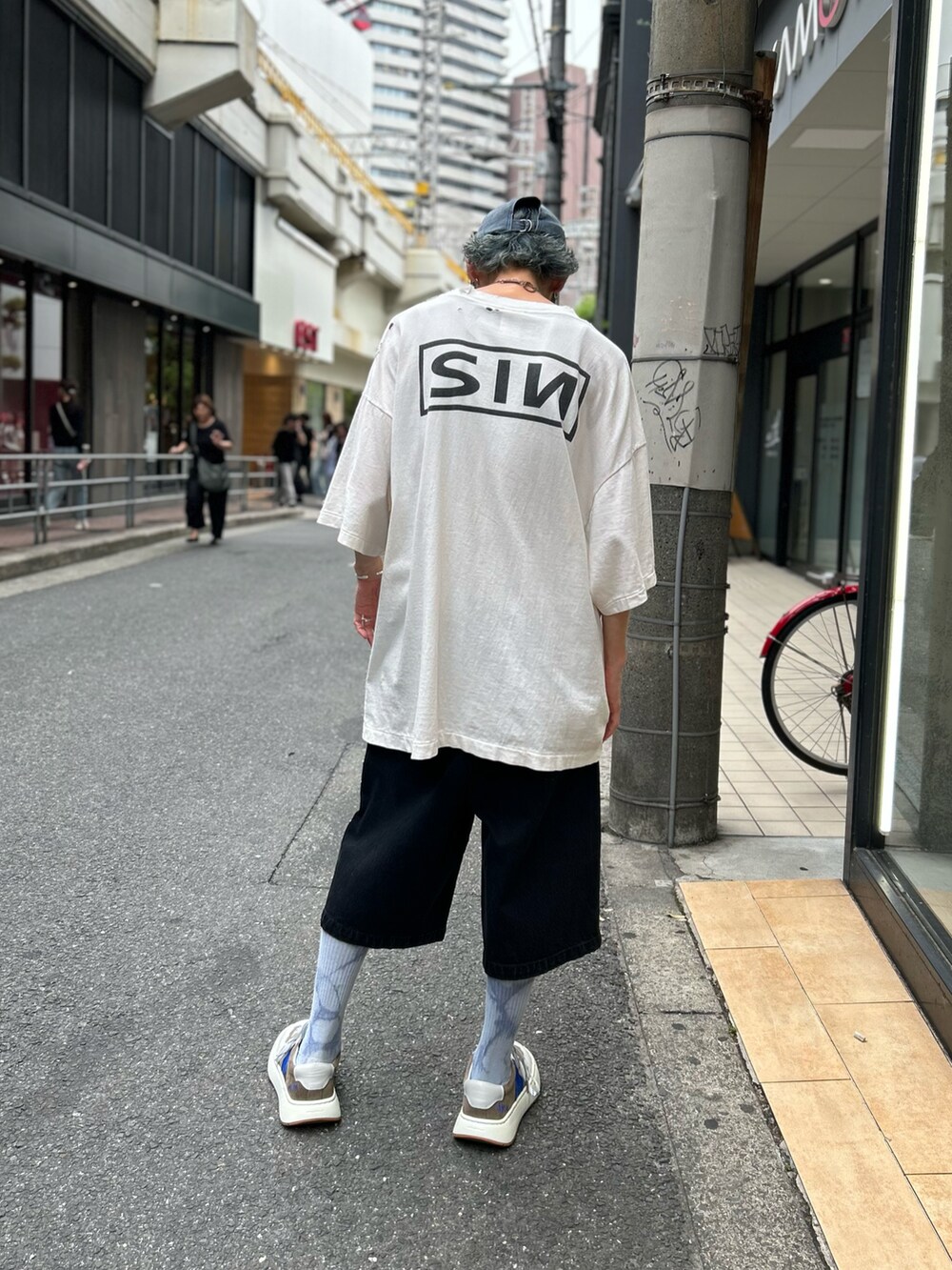 ブラック系のデニムパンツを着用したメンズの春コーディネートの2枚目の写真