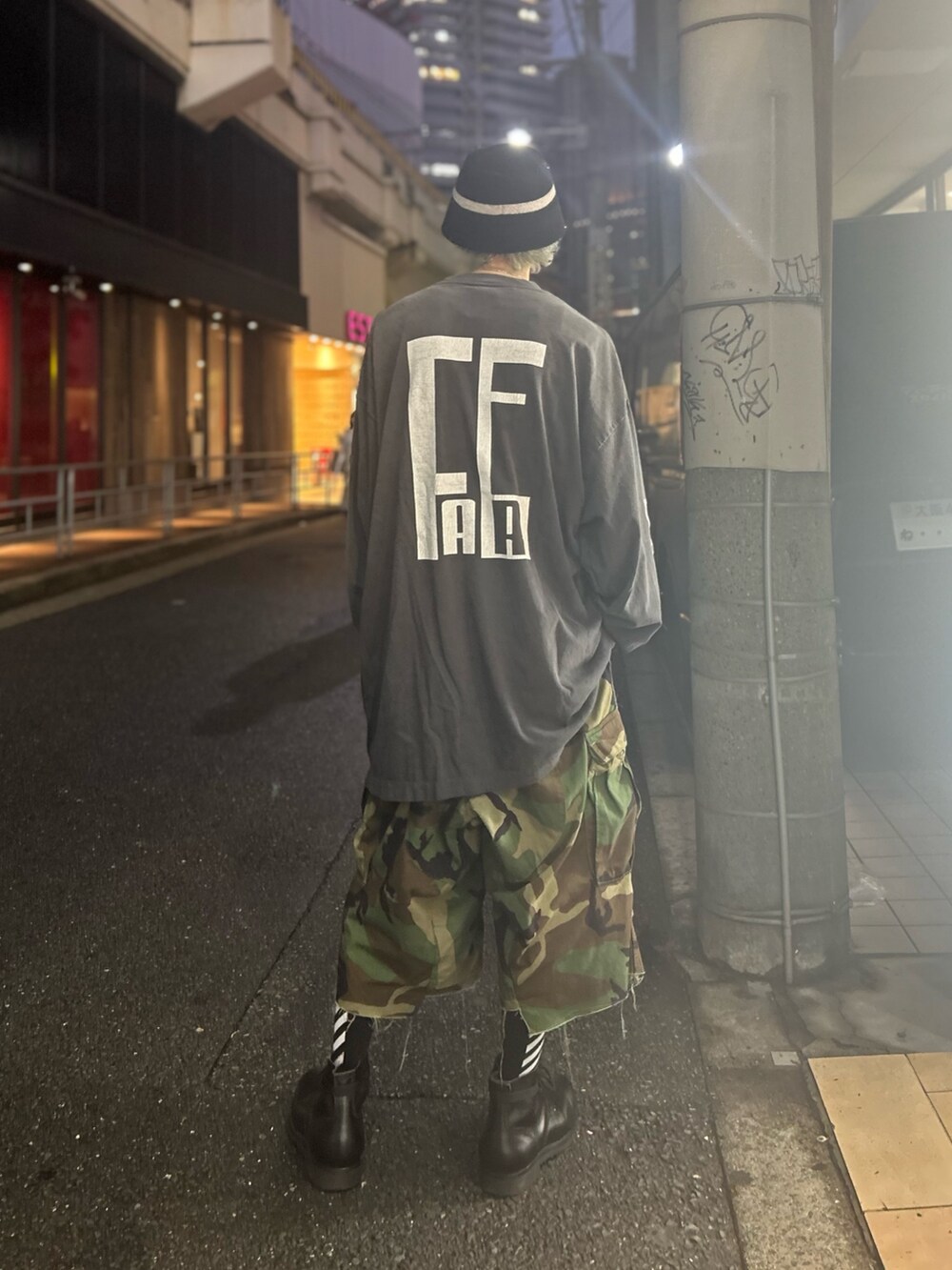 ブラック系のトップスを着用したメンズの春コーディネートの2枚目の写真