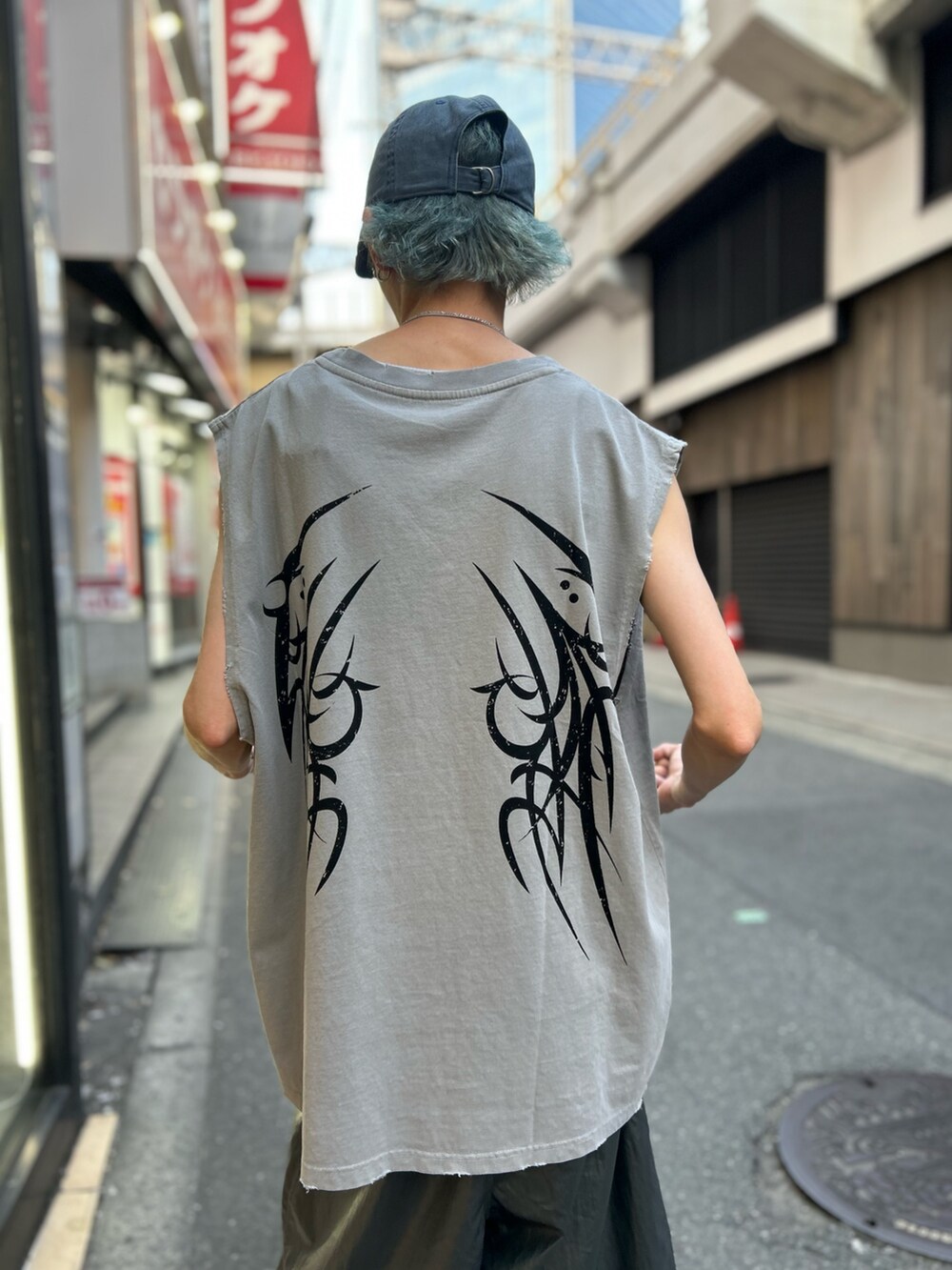 ベージュ系のタンクトップ、グレー系のその他パンツを着用したメンズの春コーディネートの3枚目の写真