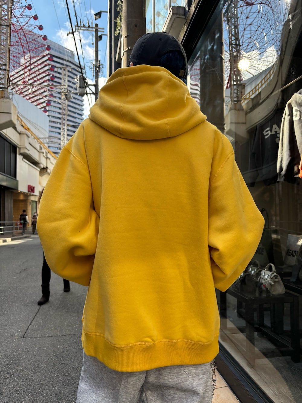 ブラック系のトップスを着用したメンズの秋コーディネートの6枚目の写真