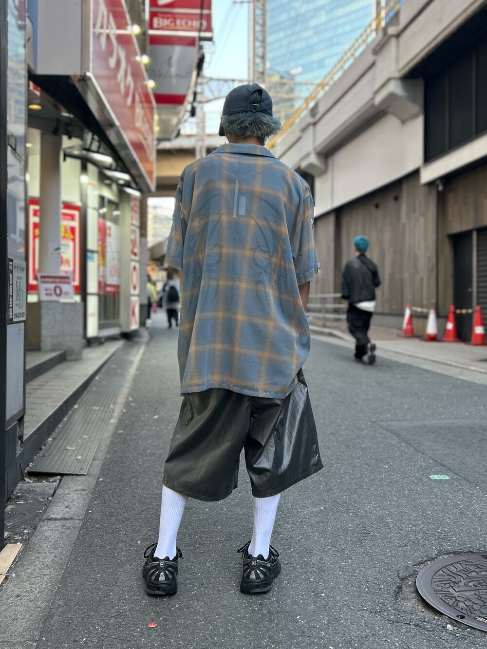 ベージュ系のタンクトップ、グレー系のその他パンツを着用したメンズの春コーディネートの2枚目の写真