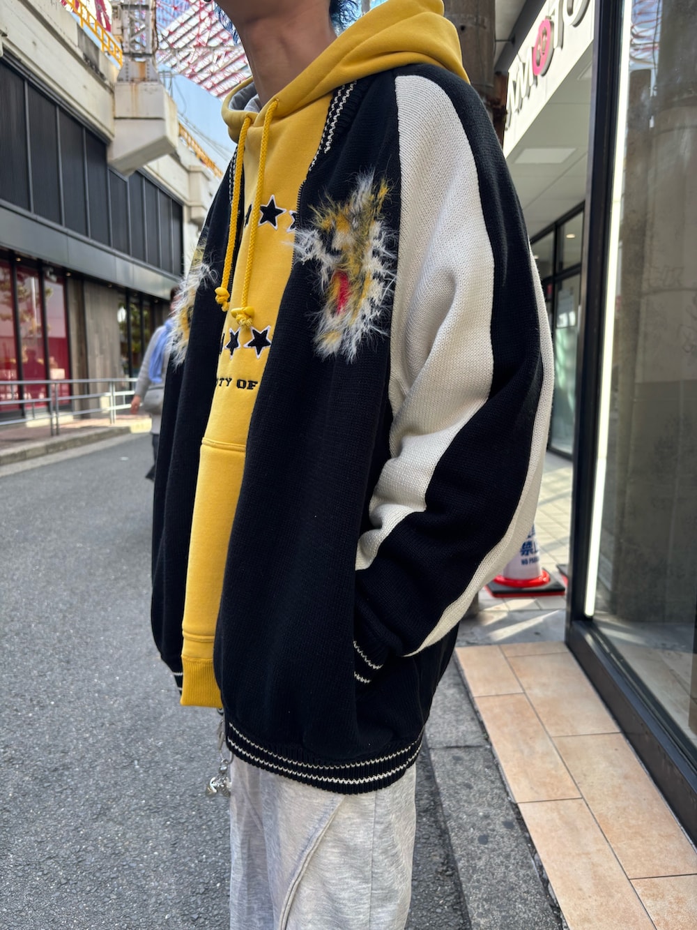 ブラック系のトップスを着用したメンズの秋コーディネートの3枚目の写真