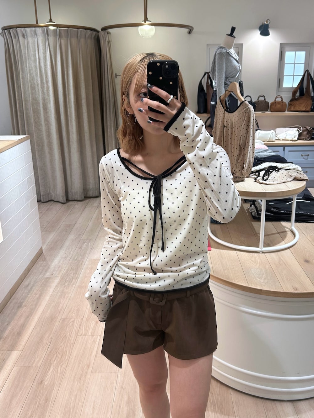 ブラウン系のその他パンツ、ホワイト系のTシャツ/カットソーを着用したレディースの秋コーディネートの2枚目の写真